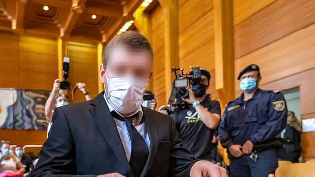 Der Angeklagte im Fünfachmord-Prozess ist zu lebenslanger Haft verurteilt worden. Der Angeklagte im Fünfachmord-Prozess ist zu lebenslanger Haft verurteilt worden.