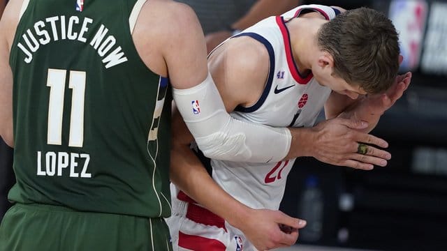 Moritz Wagner (r), Spieler der Washington Wizards, tastet nach einer Kopfnuss seinen Kopf ab. Moritz Wagner (r), Spieler der Washington Wizards, tastet nach einer Kopfnuss seinen Kopf ab.
