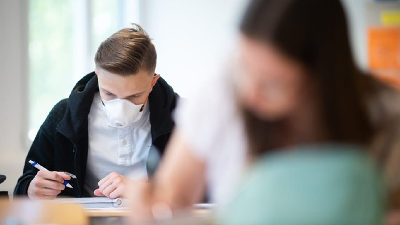 Als einziges Bundesland startet Nordrhein-Westfalen mit Maskenpflicht im Unterricht ins neue Schuljahr.