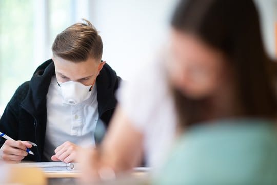 Als einziges Bundesland startet Nordrhein-Westfalen mit Maskenpflicht im Unterricht ins neue Schuljahr.