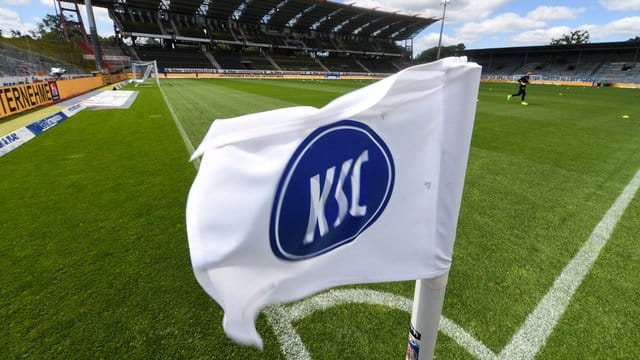 Eine Flagge mit dem Logo von Karlsruher SC ist im Stadion mit leeren Tribünen zu sehen. Eine Flagge mit dem Logo von Karlsruher SC ist im Stadion mit leeren Tribünen zu sehen.