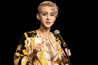 Lisa Eckhart: Die Kabarettistin wurde kürzlich von einem Literaturfestival ausgeladen – aufgrund von Sicherheitsbedenken.