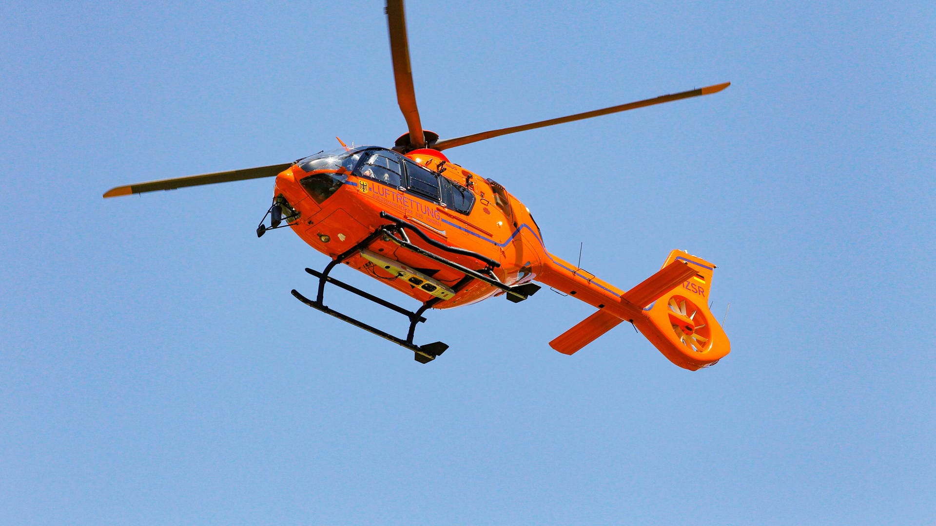 Ein Rettungshubschrauber brachte den verunglückten 16-Jährigen in eine Klinik; dort erlag er seinen schweren Verletzungen. (Symbolfoto) Ein Rettungshubschrauber brachte den verunglückten 16-Jährigen in eine Klinik; dort erlag er seinen schweren Verletzungen. (Symbolfoto)