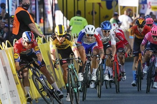 Fabio Jakobsen (l) stürzt beim Zielsprint der 1.