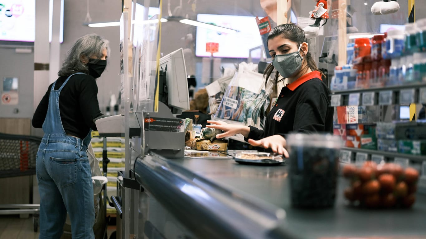 Eine Mitarbeiterin und eine Kundin mit Maske in einem Supermarkt (Symbolbild): In Dortmund hat ein Maskenverweigerer Unruhe gestiftet.
