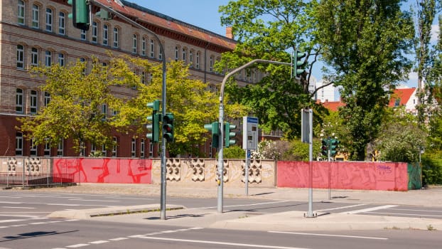 Die Mauer entlang des Grundstücks der Andreas-Gordon-Schule: Sie soll im Herbst von Künstlern umgestaltet werden.