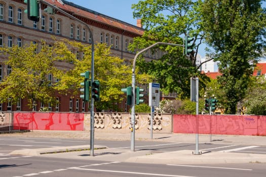 Die Mauer entlang des Grundstücks der Andreas-Gordon-Schule: Sie soll im Herbst von Künstlern umgestaltet werden.