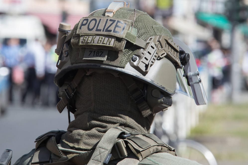 Auf dem Helm eines Berliner Polizisten steht "SEK BLN": Die Spezialeinheit ist nach Berlin-Neukölln gerufen worden.