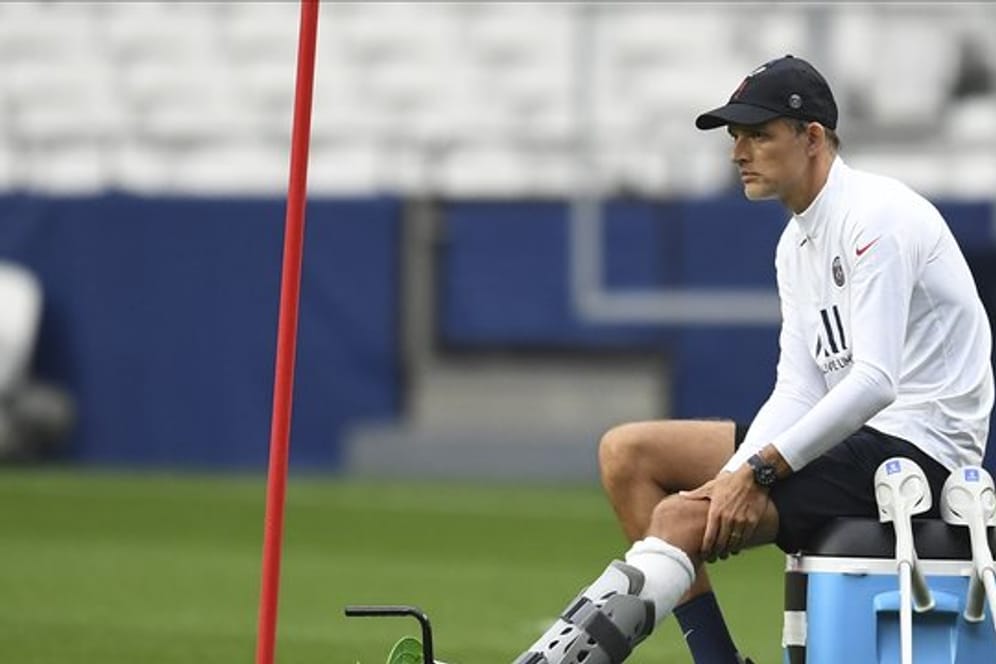 Wird gegen Atalanta Bergamo trotz seiner Fußverletzung an der Seitenlinie stehen: Trainer Thomas Tuchel von Paris Saint-Germain.