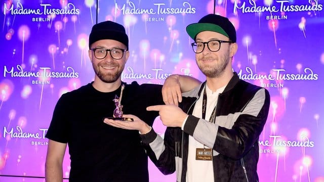 Der Musiker Mark Forster (l) neben seiner Wachsfigur.