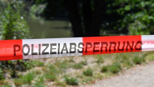 Absperrband der Polizei sichert den Inselteich im Clara-Zetkin-Park: Das Gewässer wird nun abgepumpt.