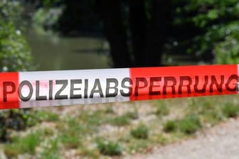 Absperrband der Polizei sichert den Inselteich im Clara-Zetkin-Park: Das Gewässer wird nun abgepumpt.