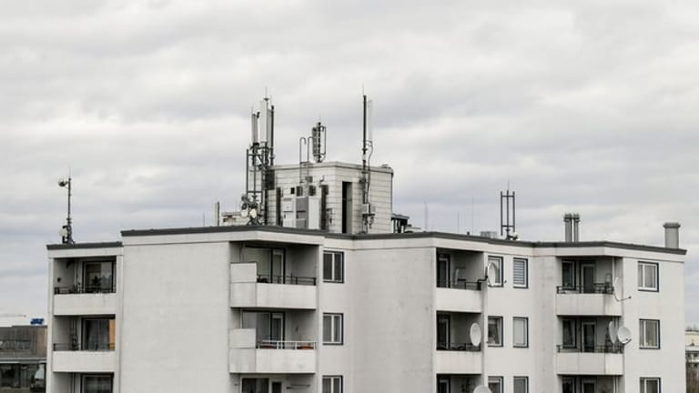 Mobilfunkantennen auf dem Dach eines Wohnhauses.