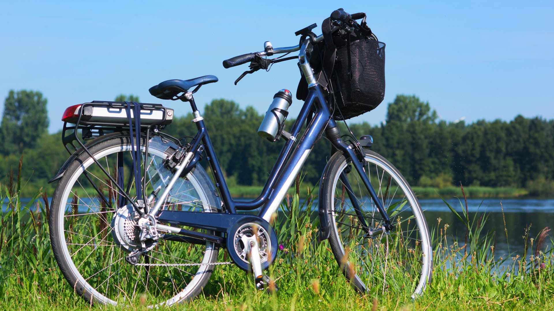 E-Bike: E-Trekkingräder bieten viele Hersteller an – von Winora und Kalkhoff über Stevens und Cube bis zu Trek oder Flyer.