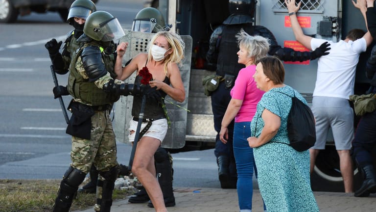 Minsk: Sicherheitskräfte nehmen nach Protesten gegen den Präsidenten Demonstranten fest.