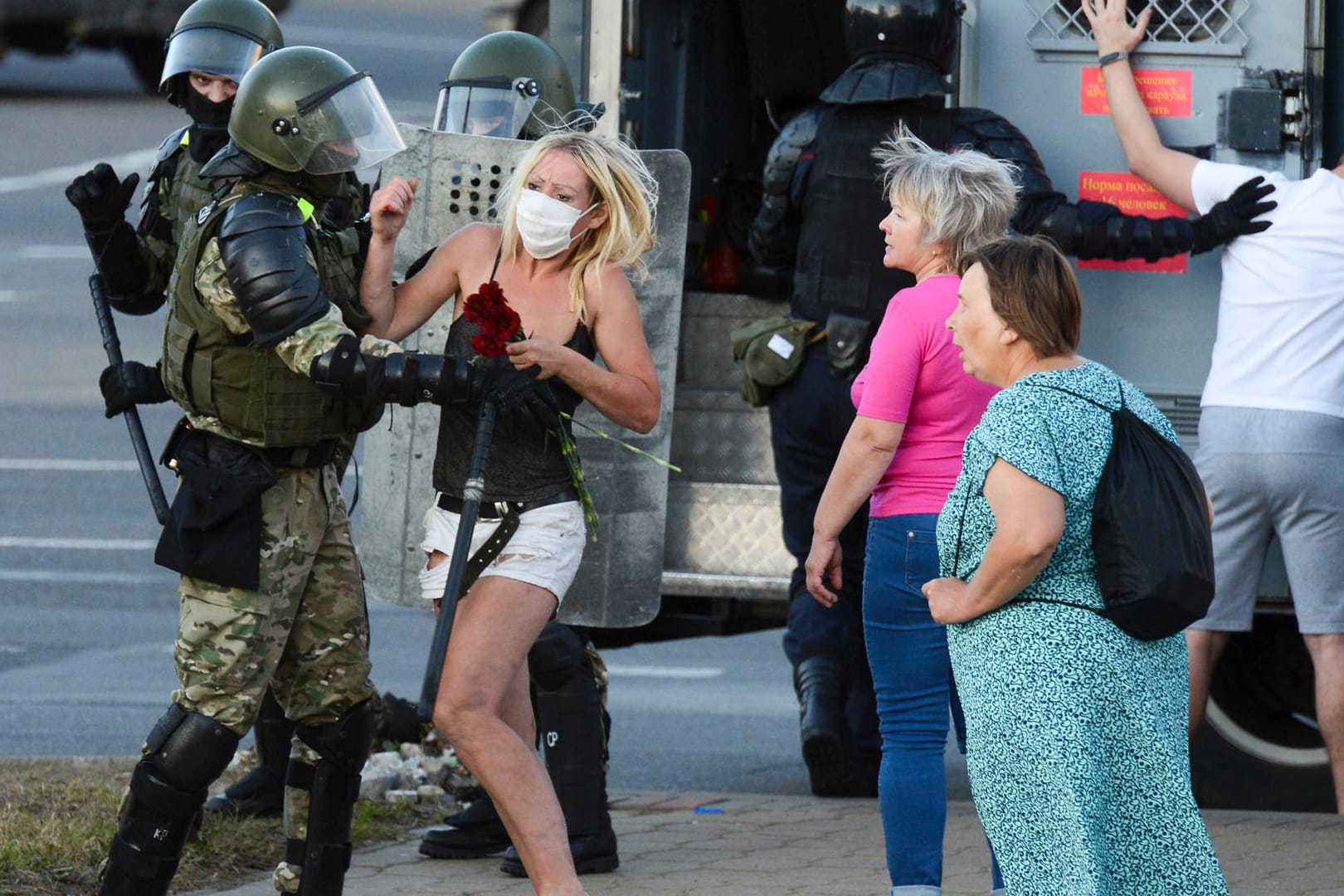 Minsk: Sicherheitskräfte nehmen nach Protesten gegen den Präsidenten Demonstranten fest.