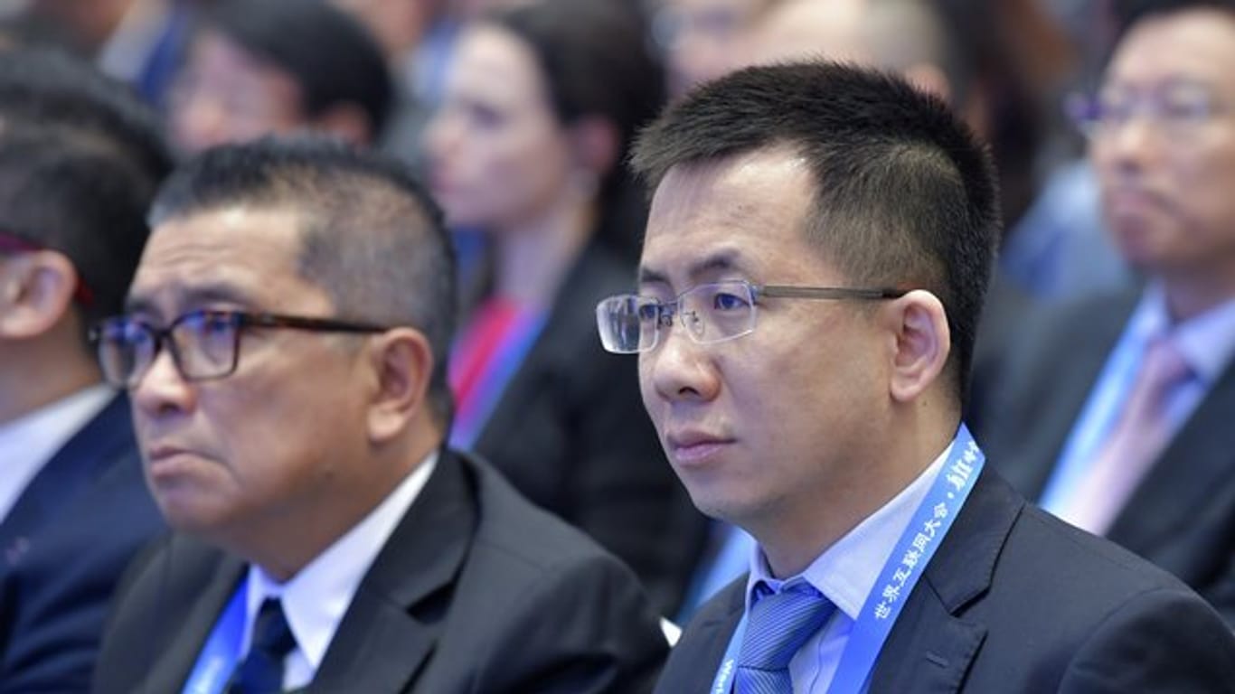 ByteDance-CEO Zhang Yiming (r) nimmt an der Eröffnungszeremonie der 5.