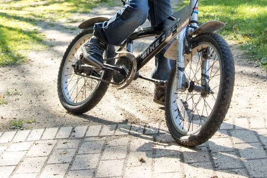 Sicheres Mietobjekt: Die Tochter des Klägers war mit ihrem Fahrrad über beschädigte Bodenplatten gefahren und gestürzt.