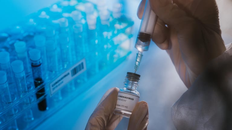 Impfstoff: Firmen aus aller Welt forschen an einem wirksamen Mittel gegen SARS-CoV-2 (Symbolbild).