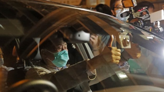 Jimmy Lai, Medienmogul aus Honkong, verlässt in einem Auto die Polizeistation, nachdem er auf Kaution freigelassen wurde. Jimmy Lai, Medienmogul aus Honkong, verlässt in einem Auto die Polizeistation, nachdem er auf Kaution freigelassen wurde.