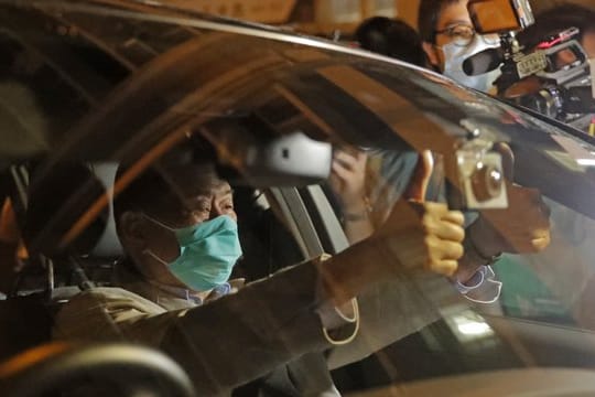 Jimmy Lai, Medienmogul aus Honkong, verlässt in einem Auto die Polizeistation, nachdem er auf Kaution freigelassen wurde.
