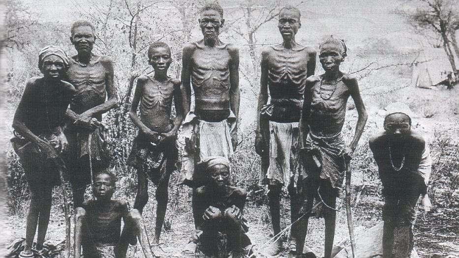 Überlebende Herero nach der Flucht durch die karge Landschaft der Omaheke im Osten Namibias.