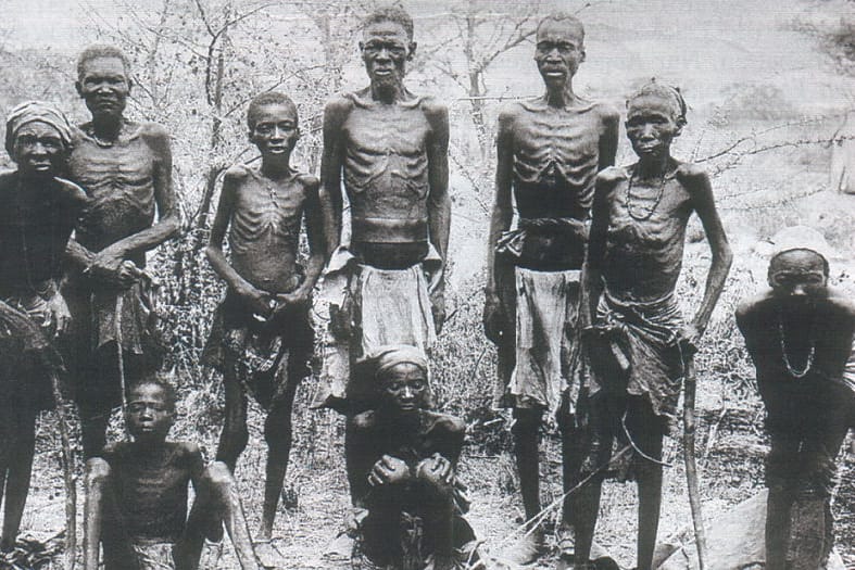 Überlebende Herero nach der Flucht durch die karge Landschaft der Omaheke im Osten Namibias.