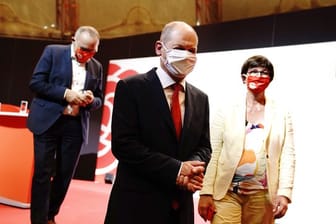Bundesfinanzminister Olaf Scholz (M) nach seiner Vorstellung als Kanzlerkandidat der SPD durch die Parteichefs Norbert Walter-Borjans (l) und Saskia Esken.
