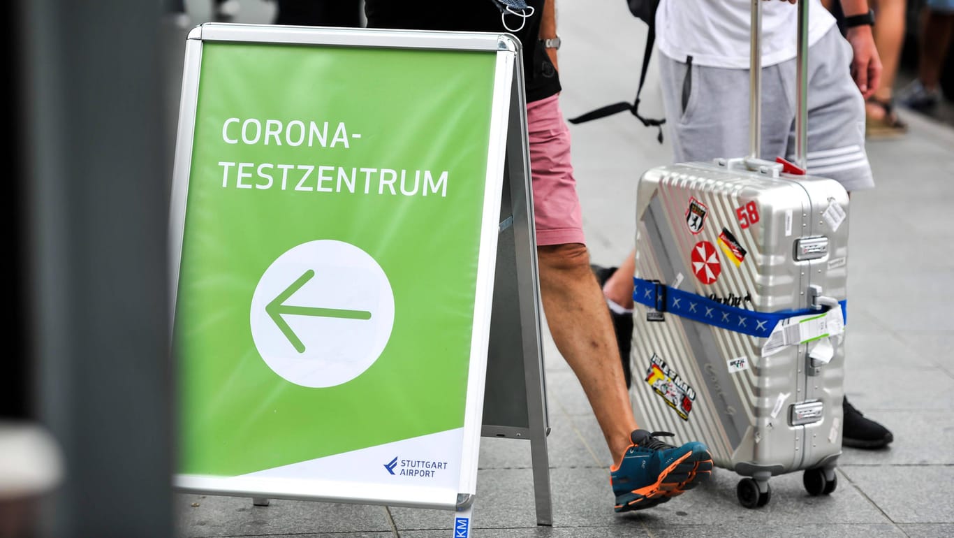Ein Schild weist zum Corona-Testzentrum am Flughafen Stuttgart: Kroatien-Urlauber haben jetzt einen Ausbruch in der Landeshauptstadt verursacht.