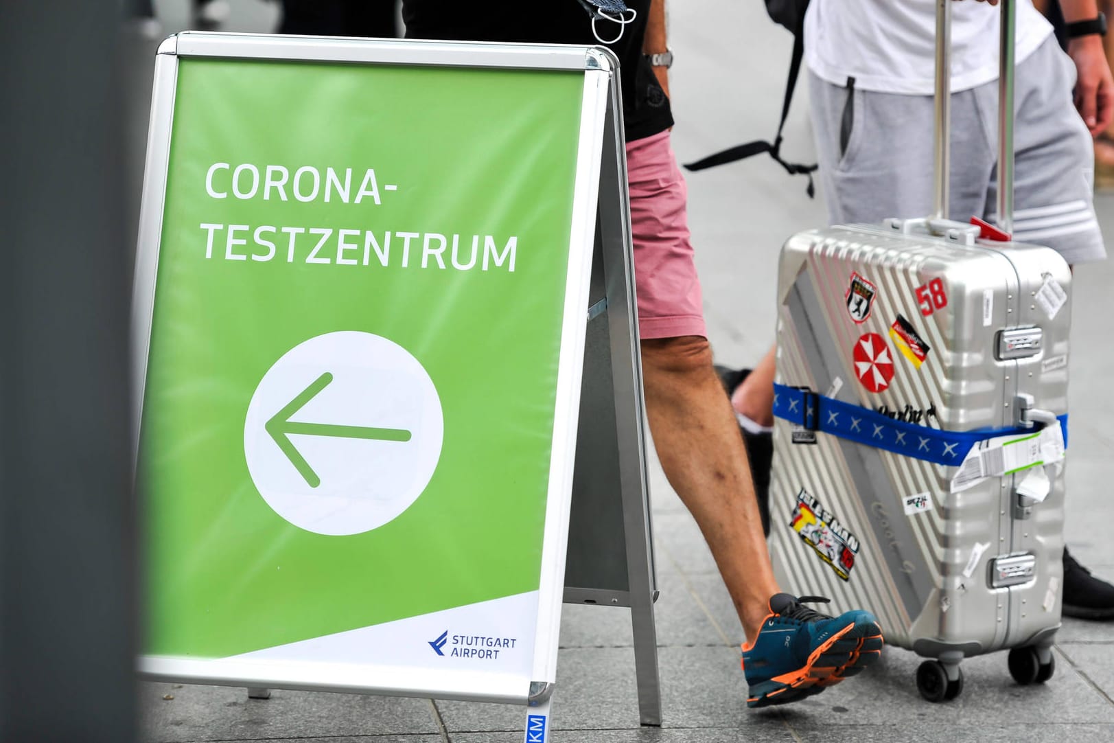 Ein Schild weist zum Corona-Testzentrum am Flughafen Stuttgart: Kroatien-Urlauber haben jetzt einen Ausbruch in der Landeshauptstadt verursacht.