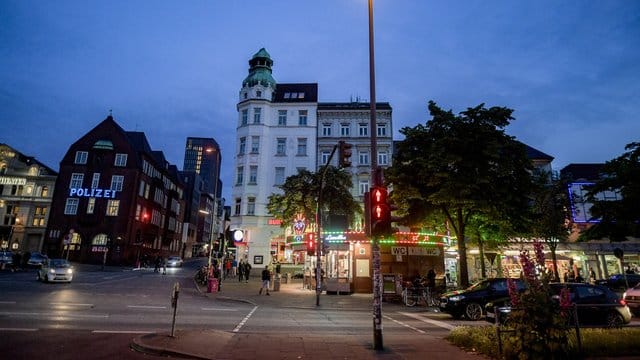 In Hamburg fühlen sich Mädchen und Frauen vor allem auf der Reeperbahn und am Hauptbahnhof unsicher. In Hamburg fühlen sich Mädchen und Frauen vor allem auf der Reeperbahn und am Hauptbahnhof unsicher.