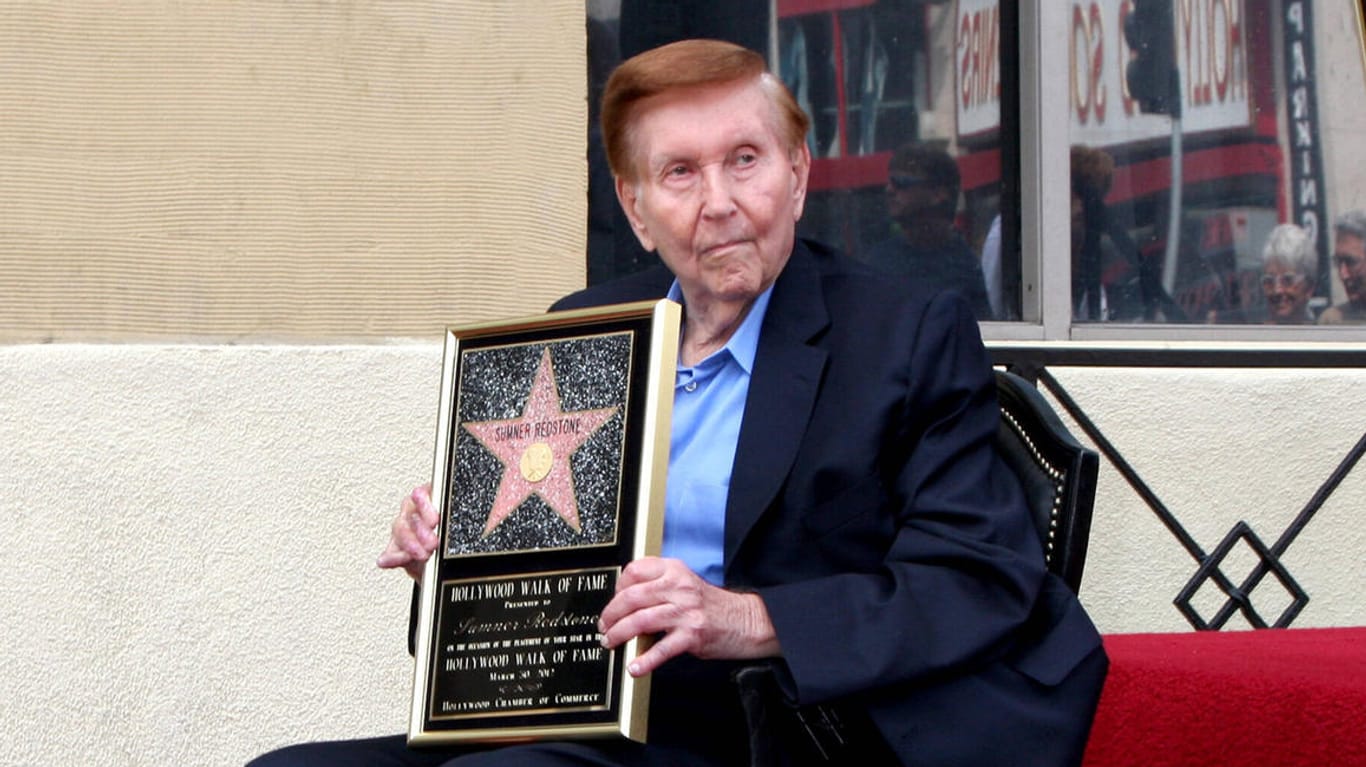Sumner Redstone bei der Verleihung eines Sterns auf dem "Hollywood Walk of Fame" im Jahr 2012: Der Unternehmer ist im Alter von 97 Jahren verstorben.