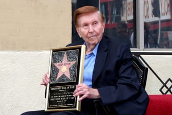 Sumner Redstone bei der Verleihung eines Sterns auf dem "Hollywood Walk of Fame" im Jahr 2012: Der Unternehmer ist im Alter von 97 Jahren verstorben.