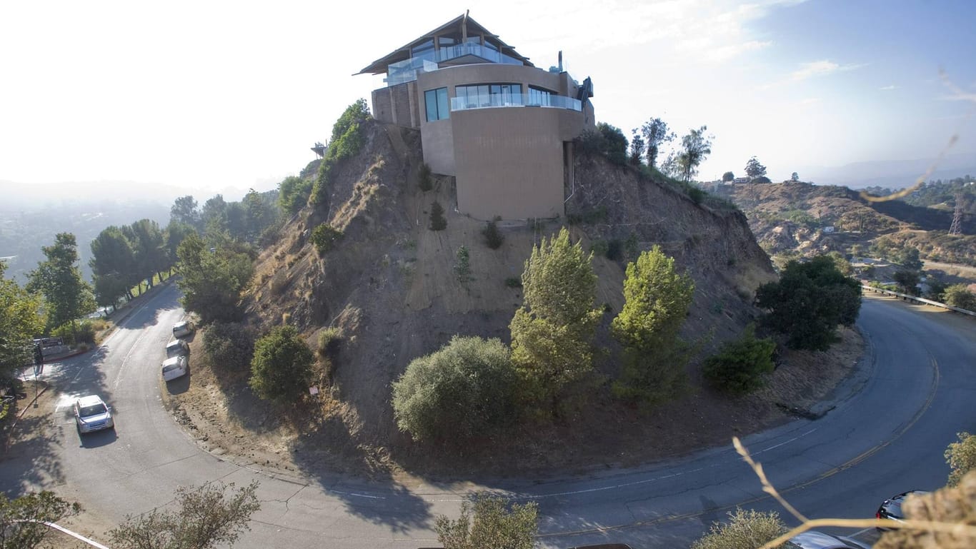 Eine Villa am kurvenreichen Mulholland Drive in L.A.: Die Versorger stellen Partyvillen zukünftig den Strom ab. (Symbolfoto)