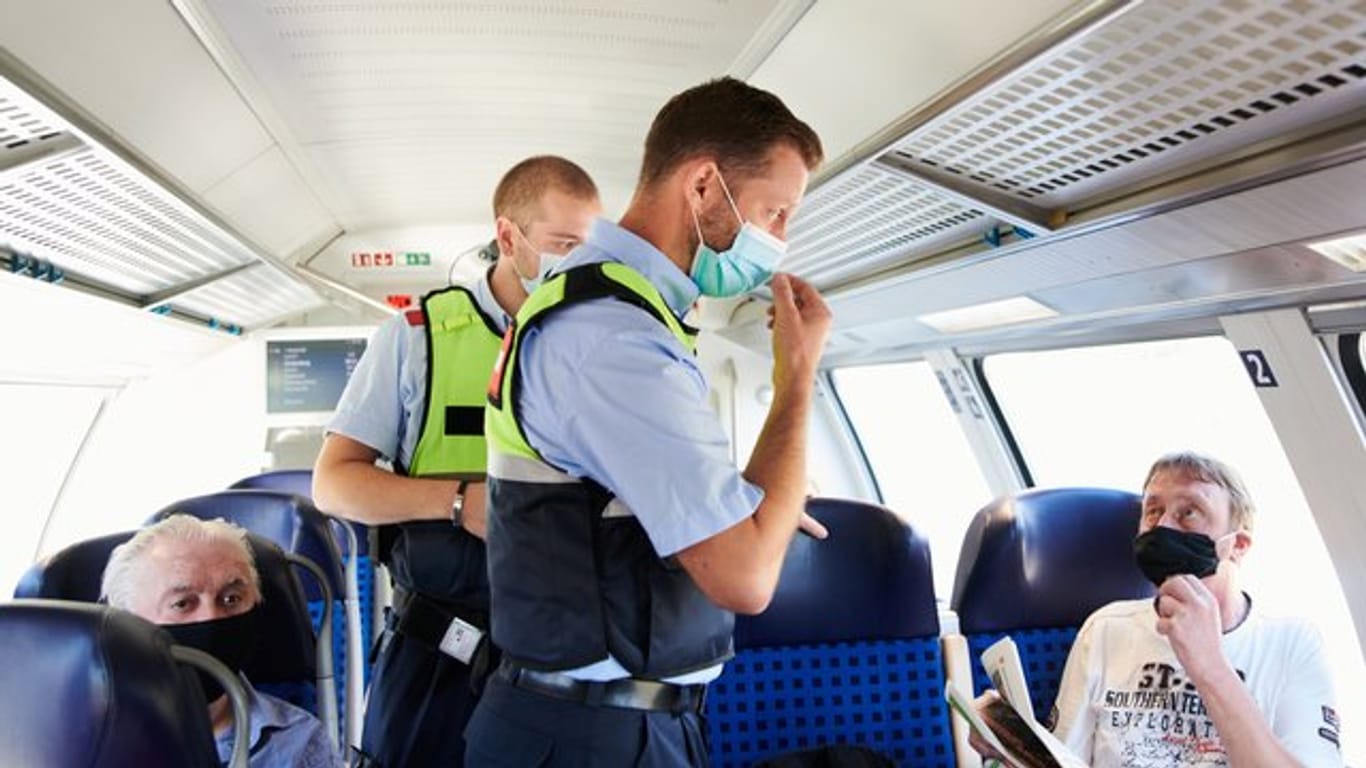 Beamte der Bundespolizei gehen durch einen Zug