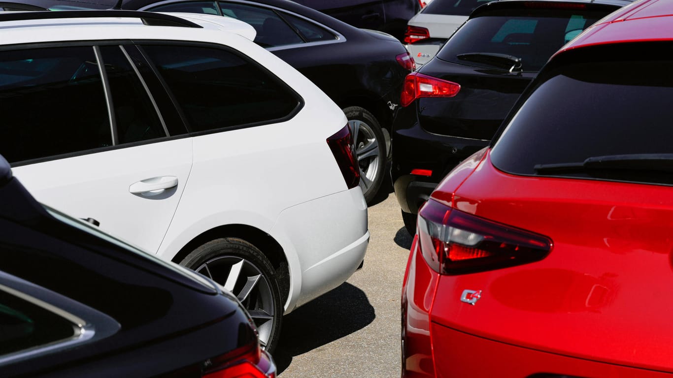 Pkw-Automarkt: Schwarz, weiß oder rot? Die Autofarbe ist nicht nur Geschmackssache, sondern wirkt sich auch auf den Preis aus.