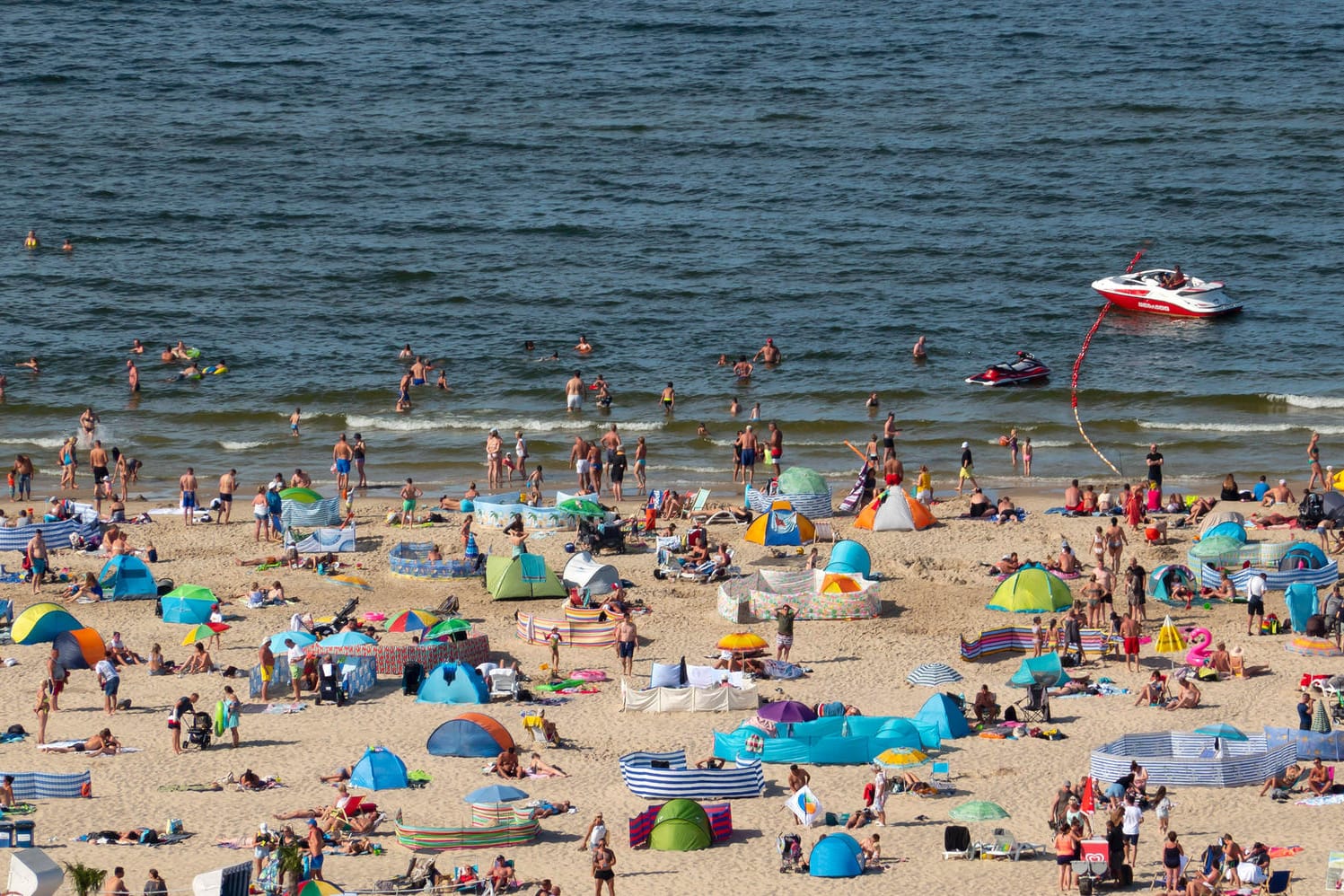 Badegäste an einem Ostseestrand: In den kommenden Tagen droht eine Blaualgen-Blüte. (Symbolfoto)