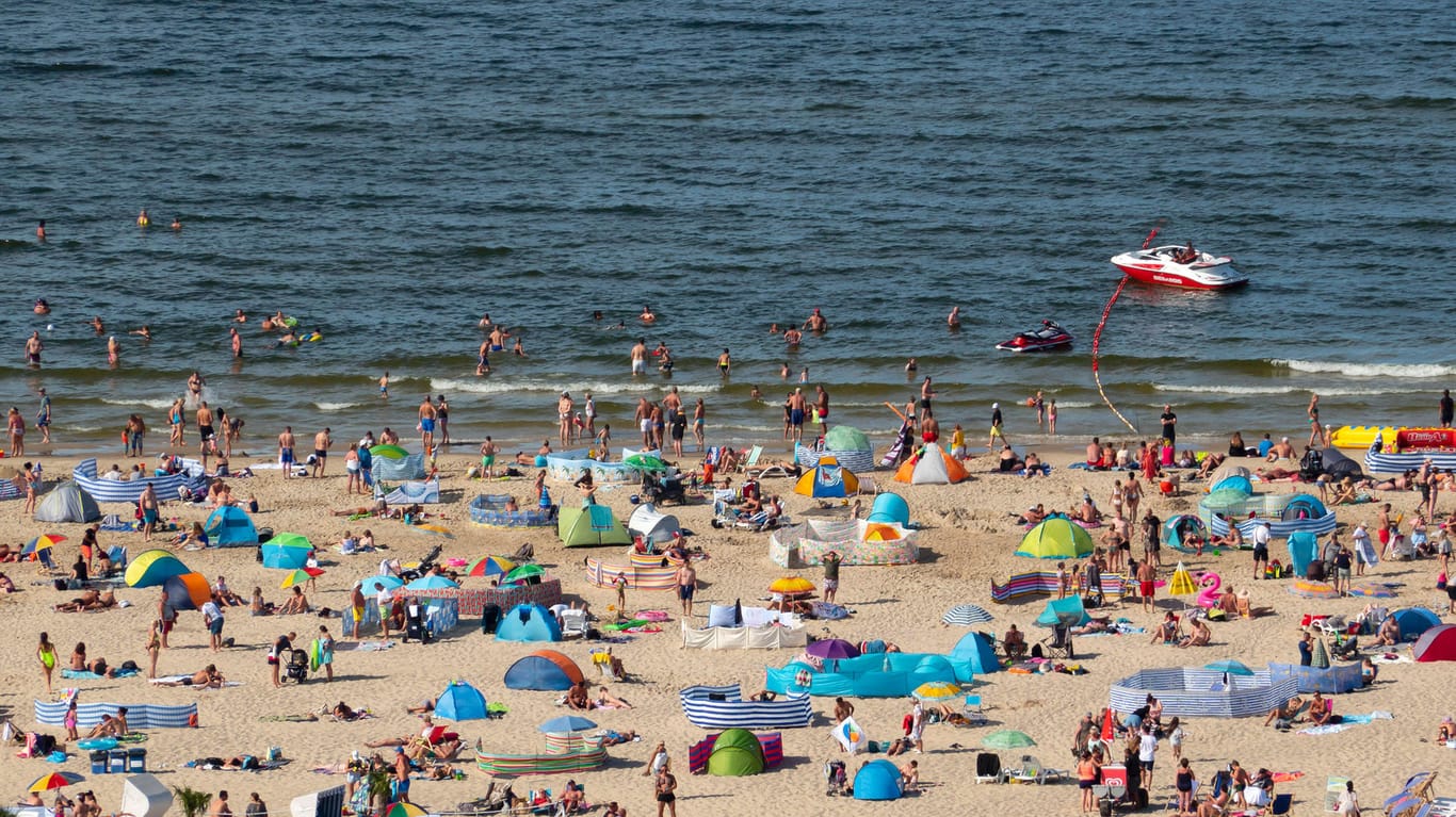 Badegäste an einem Ostseestrand: In den kommenden Tagen droht eine Blaualgen-Blüte. (Symbolfoto)