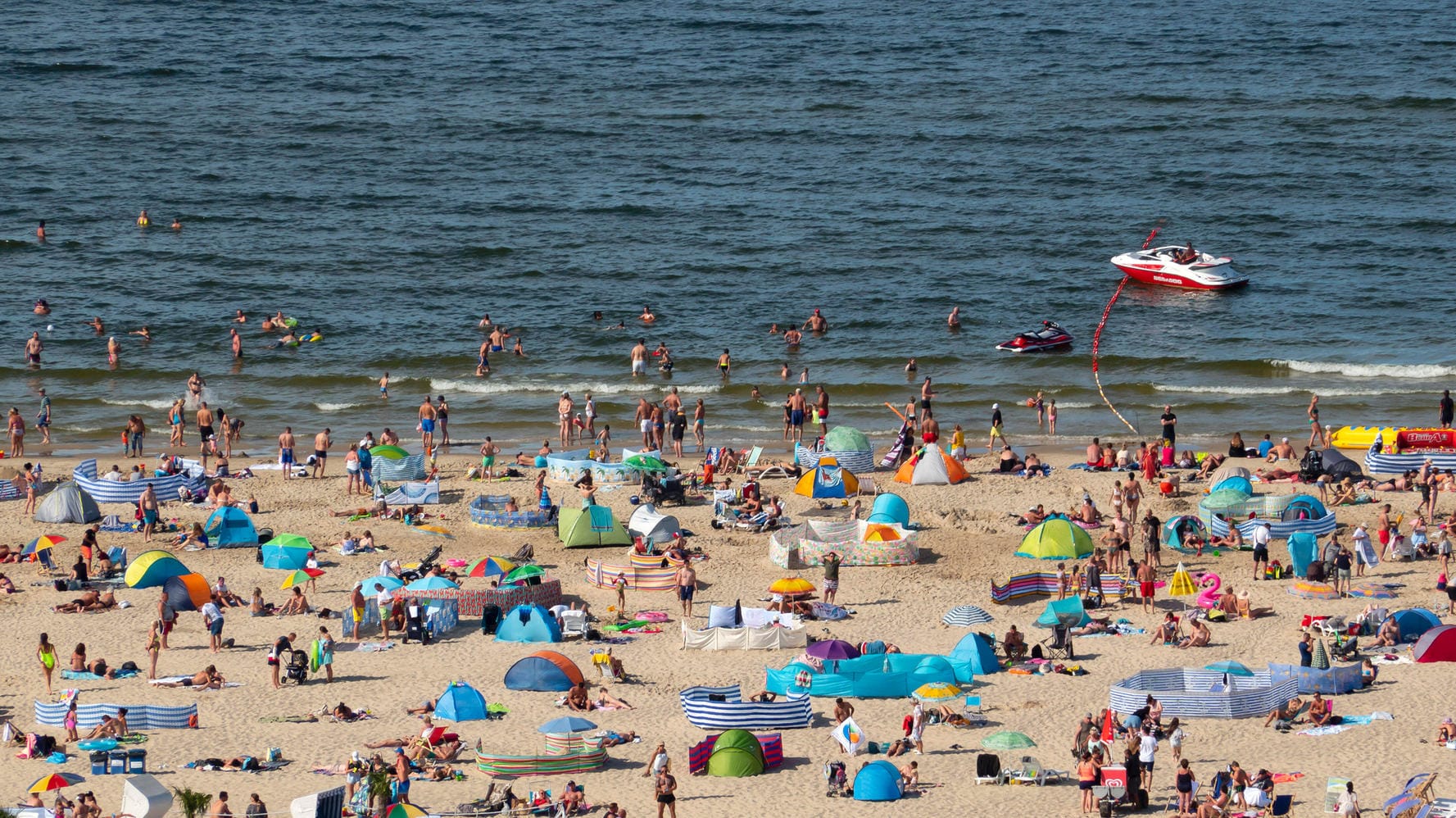 Badegäste an einem Ostseestrand: In den kommenden Tagen droht eine Blaualgen-Blüte. (Symbolfoto)