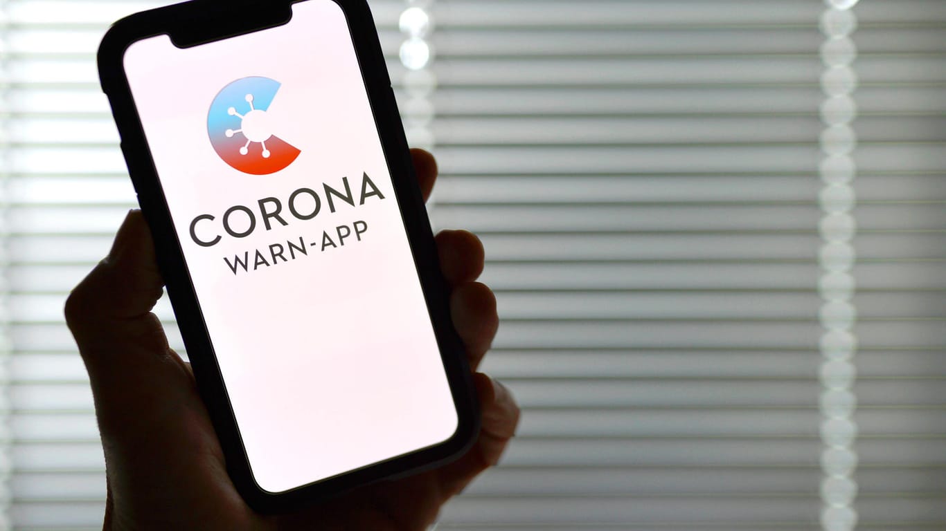 Das Logo der Corona-Warn-App auf einem Smartphone: Die App erschien Mitte Juni.