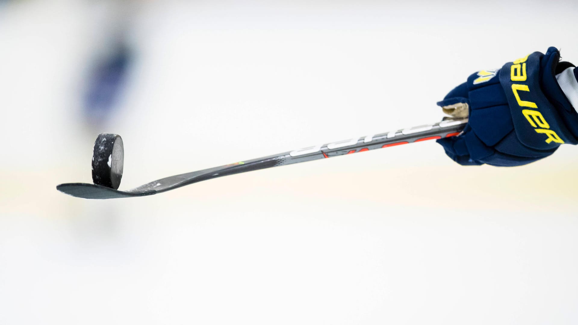 Ein Eishockey-Spieler balanciert einen Puck auf dem Schläger (Symbolbild): In Dortmund startet bald die Saison der Eisadler.