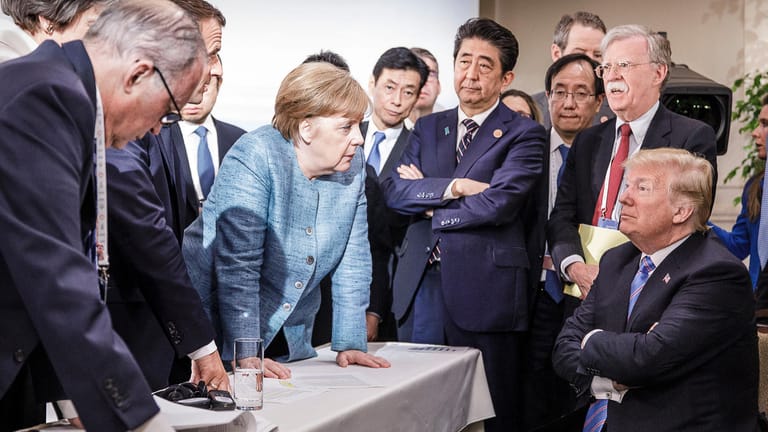 Berühmte Szene vom G7-Gipfel in Kanada im Jahr 2018: Bolton beobachtet Angela Merkel und Donald Trump.