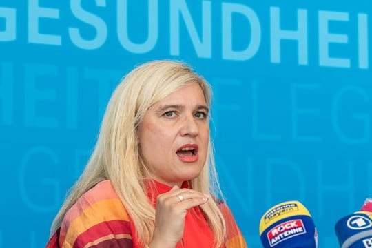 Die bayerische Gesundheitsministerin Melanie Huml gibt eine Pressekonferenz in München.