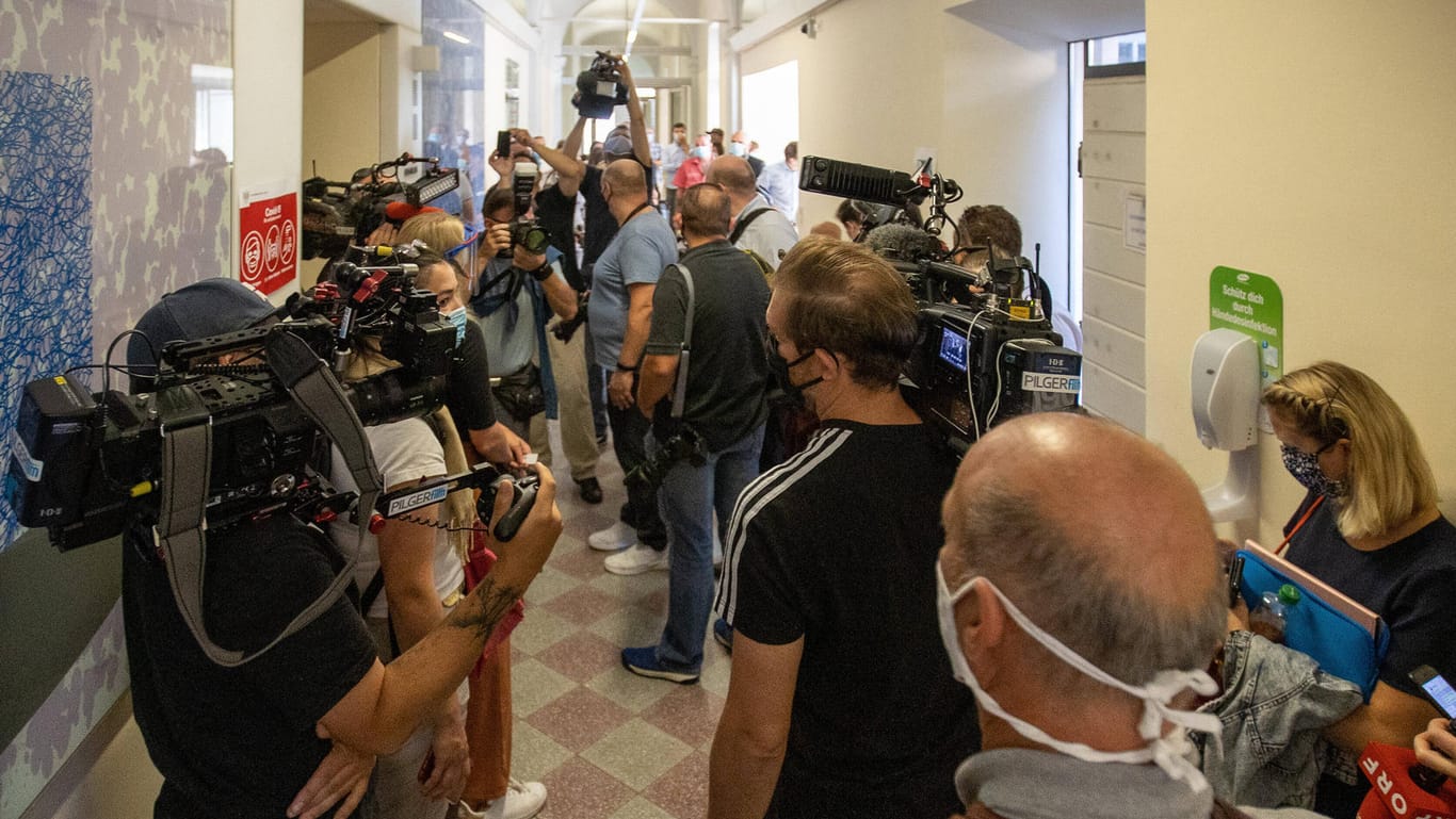 Journalisten beim Prozess: Trotz Corona-Pandemie war der Andrang groß.