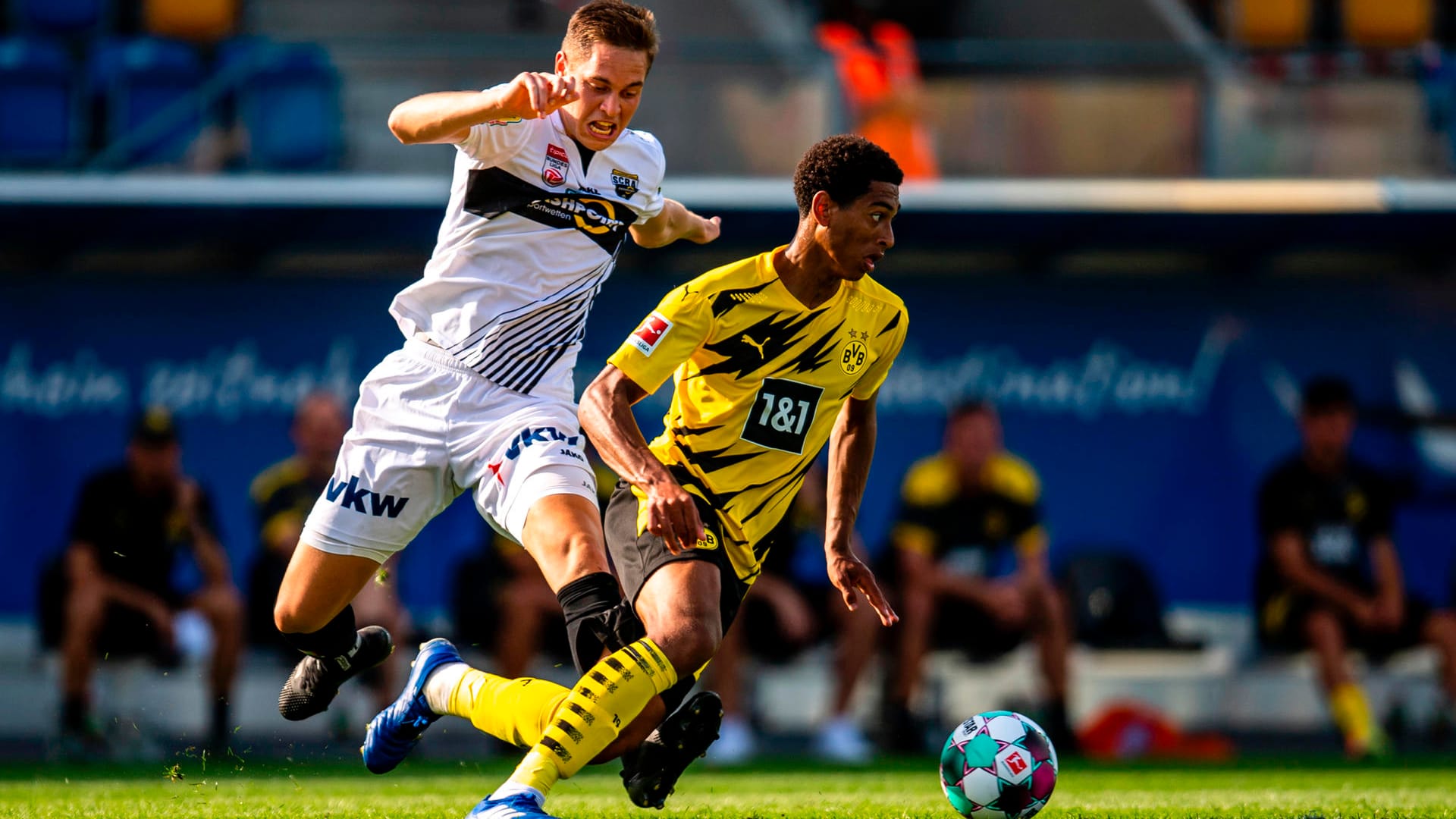 Neuzugang: Jude Bellingham (r.) zeigte in Altach in seinem ersten Spiel für den BVB gute Ansätze. Neuzugang: Jude Bellingham (r.) zeigte in Altach in seinem ersten Spiel für den BVB gute Ansätze.