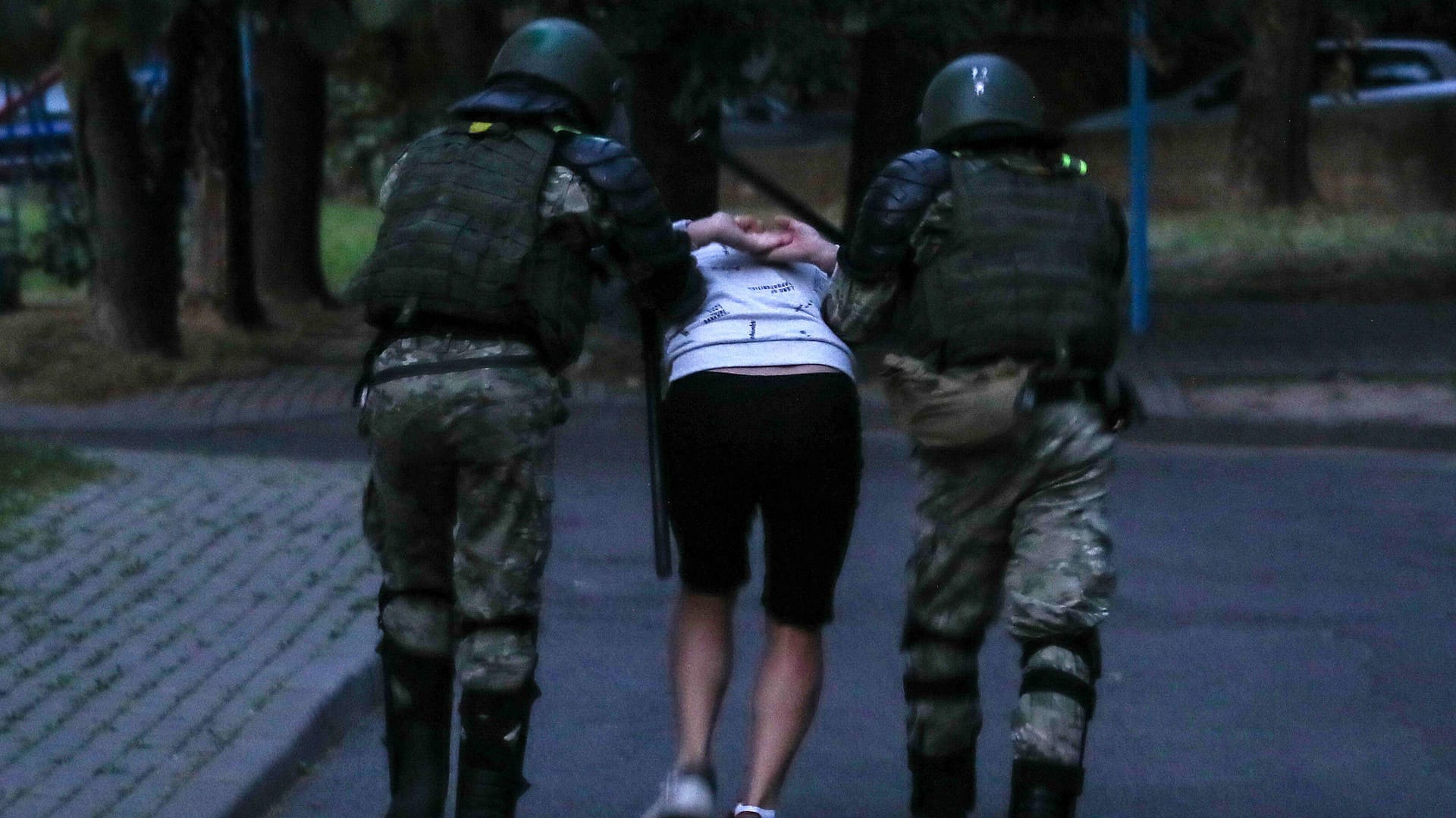 Minsk am Dienstagabend: Sondereinsatzkräfte führen einen Demonstranten ab. Minsk am Dienstagabend: Sondereinsatzkräfte führen einen Demonstranten ab.