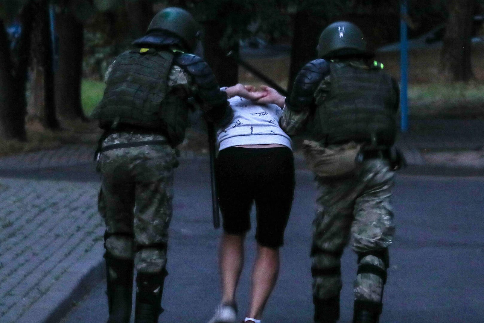 Minsk am Dienstagabend: Sondereinsatzkräfte führen einen Demonstranten ab.