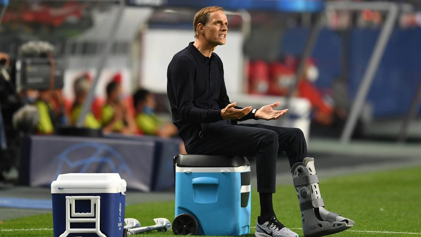 Wegen einer Fußverletzung trägt PSG-Trainer Thomas Tuchel aktuell eine Schiene. Gegen Bergamo haderte er zwischenzeitlich arg mit der Chancenverwertung seiner Schützlinge.