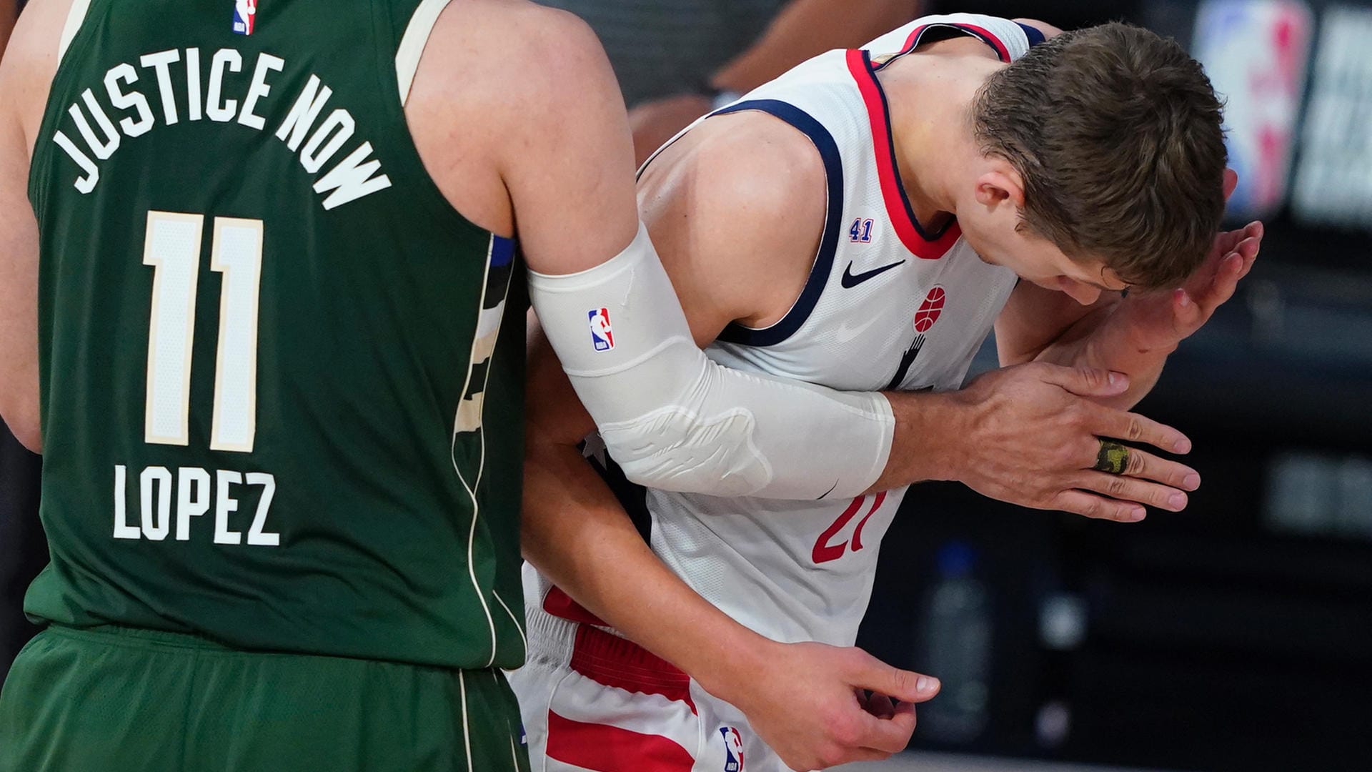 Moritz Wagner nach einer Kopfnuss: Sein Kontrahent musste für den Kopfstoß vom Parkett.