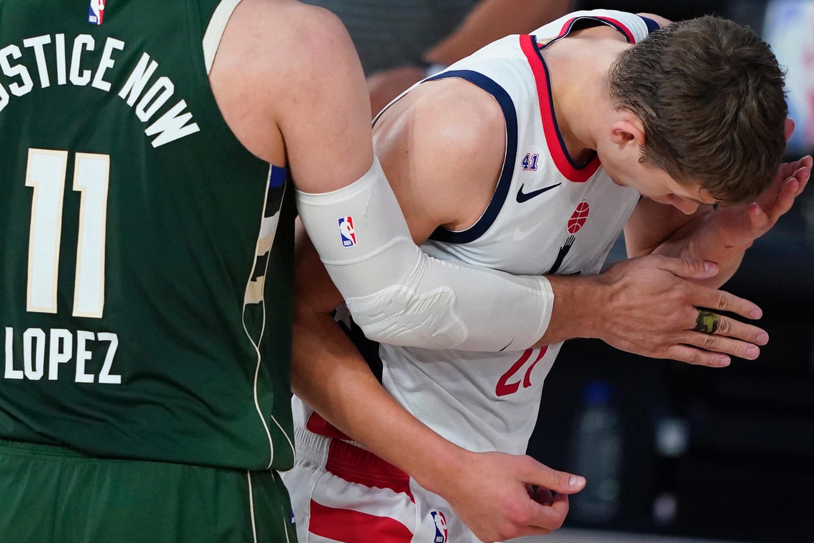 Moritz Wagner nach einer Kopfnuss: Sein Kontrahent musste für den Kopfstoß vom Parkett.